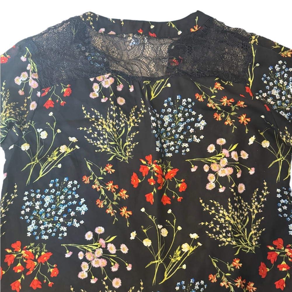 C Black floral Lace Top medium - Picture 3 of 6